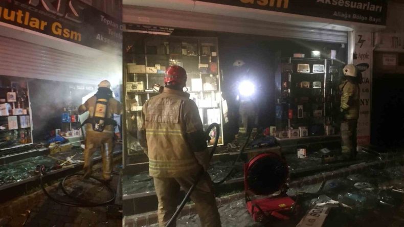 İzmir’de Cep Telefonu Aksesuar Mağazasında Yangın Paniği: Maddi Hasar Oluştu