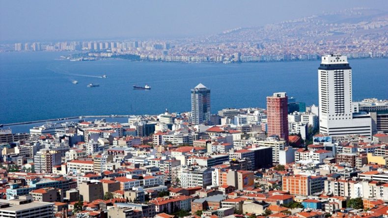 İzmir’de Heyecan Verici Keşifler: 5 Bin Yıllık Kaplar ve Kadın Figürü Ortaya Çıktı