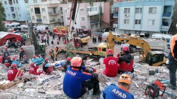 İzmir&rsquo;de Kentsel D&ouml;n&uuml;ş&uuml;mde Yeni Gelişmeler: Depremzedeler ve M&uuml;teahhitler Bir Araya Geldi
