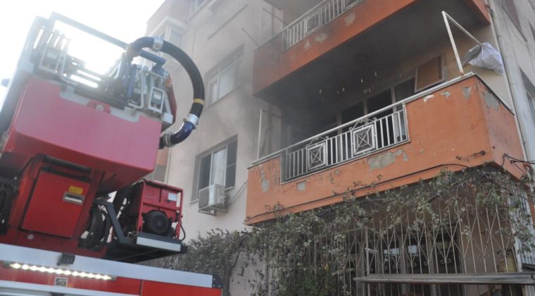 İzmir’de Korkutan Yangın: Yavru Kediyi Komşular Kurtardı