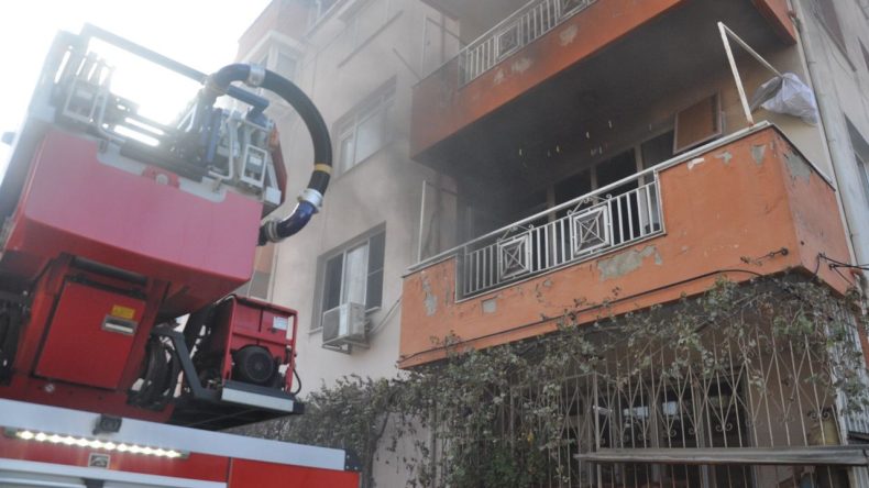 İzmir’de Korkutan Yangın: Yavru Kediyi Komşular Kurtardı