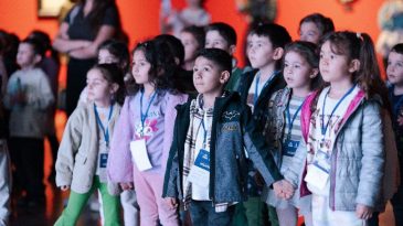 İzmir’de Küçük Ellerden Büyük Sanat: Atatürk Çocukların Fırçasında Canlandı