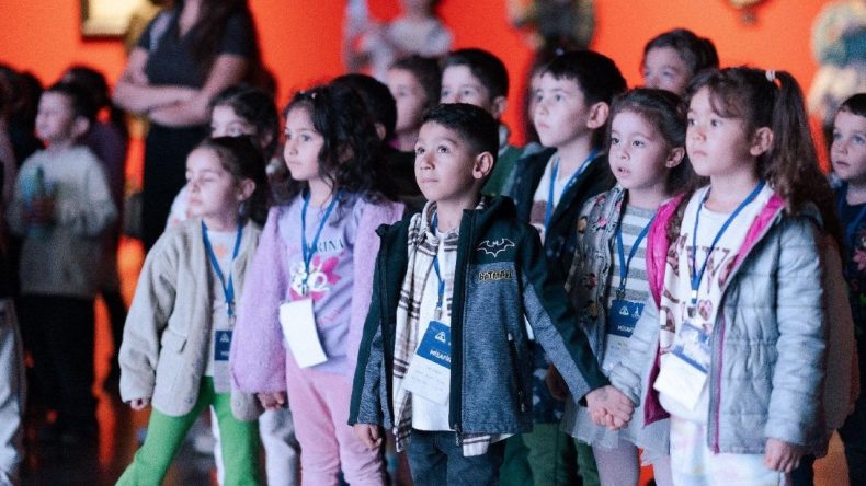 İzmir’de Küçük Ellerden Büyük Sanat: Atatürk Çocukların Fırçasında Canlandı