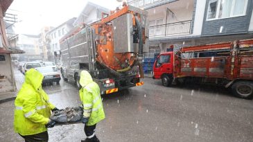 İzmir&rsquo;de Yağış Alarmı: Sarı Kod Uyarısı Sonrası Ekipler Harekete Ge&ccedil;ti