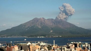 Japonya’da Sakurajima Yanardağı Patladı