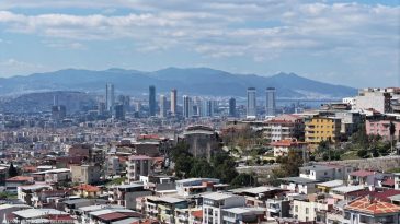 Jeoloji M&uuml;hendisinden Uyarı: İzmir'in 29 İl&ccedil;esi Hala Bekliyor!