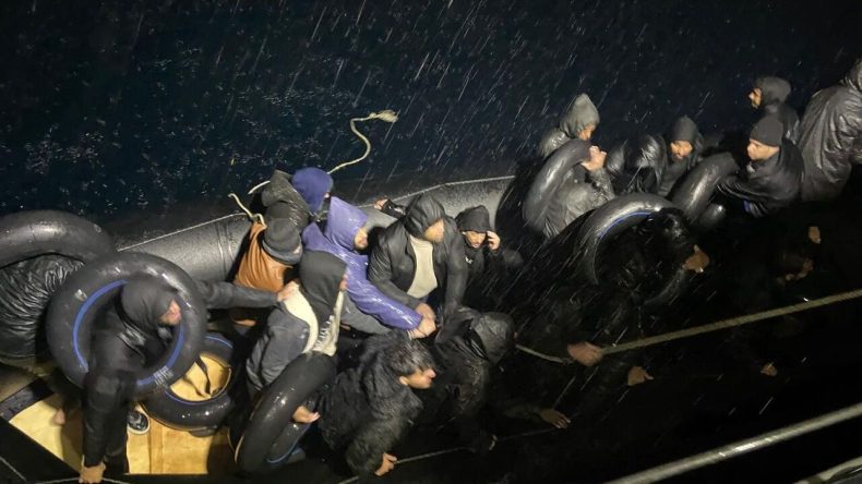 Karaburun Açıklarında Bot Krizi: 26 Düzensiz Göçmen Kurtarıldı