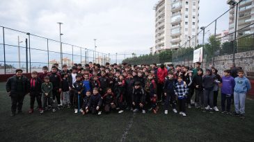 Karşıyaka&rsquo;da Halı Saha Tartışması: Bu &Ccedil;ocuklar Nereye Gidecek?
