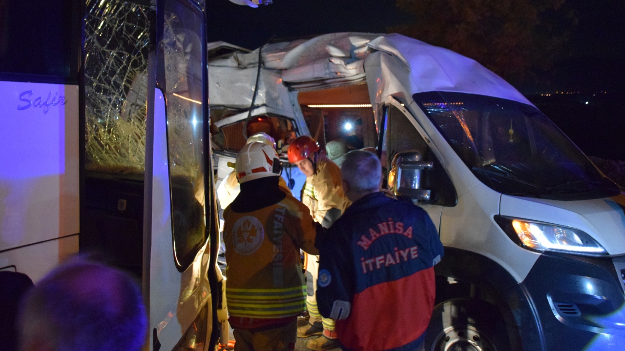 Kemalpaşa’da Işçi Servisleri Çarpıştı 15 Yaralı (1)