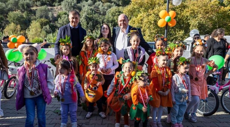 Menderes’te Mandalina Coşkusu: Binlerce Ziyaretçi Yerel Lezzetlerle Buluştu