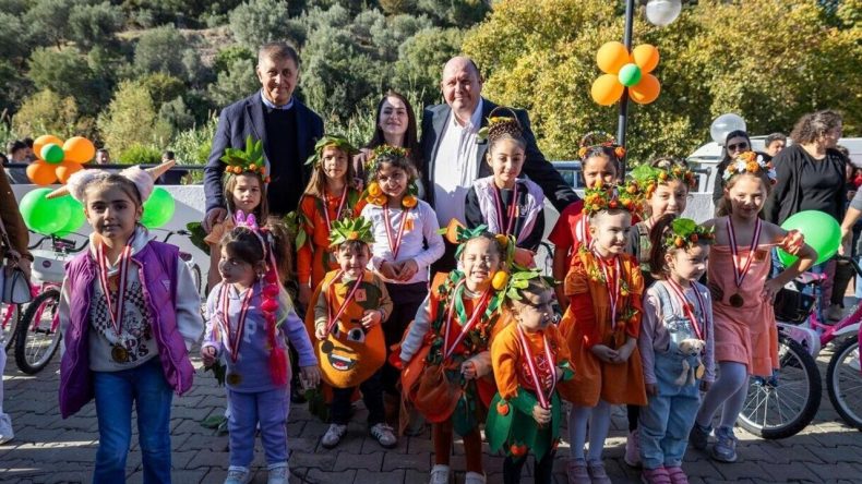 Menderes’te Mandalina Coşkusu: Binlerce Ziyaretçi Yerel Lezzetlerle Buluştu