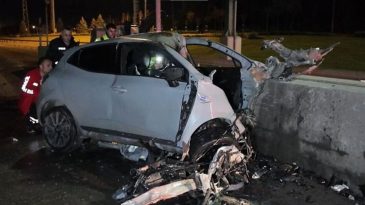 Otomobil Gişelere &Ccedil;arptı: Asistan Doktorun Trajik &Ouml;l&uuml;m&uuml;