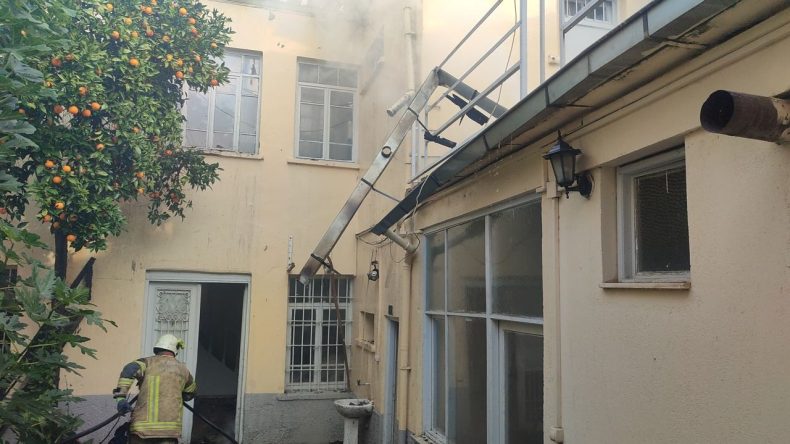 Ödemiş'te Yangın Alarmı: İki Katlı Metruk Binayı Alevler Sardı!