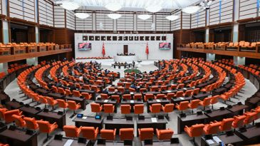 Tartışmalar devam ediyor: İzmirli vekilden istifa hamlesi!