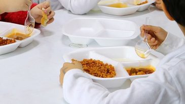 TİP İzmir İl &Ouml;rg&uuml;t&uuml;, &Uuml;cretsiz Okul Yemeği İ&ccedil;in Sokakta!