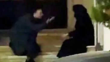 &Uuml;nl&uuml; &Ccedil;ift Sokak Ortasında Tartıştı: "Bıktım Artık Senden!"