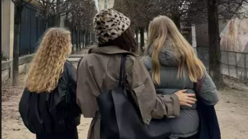 Yasemin Ergene Kızlarıyla Paris'te: Boyları Annesine Eşit