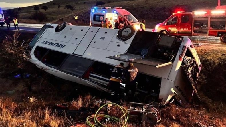Yolcu Otobüsü Değişime Uğradı: Ölü ve Yaralılar Var!