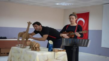 'Kendini Arayan Z&uuml;rafa' Miniklerle Buluştu