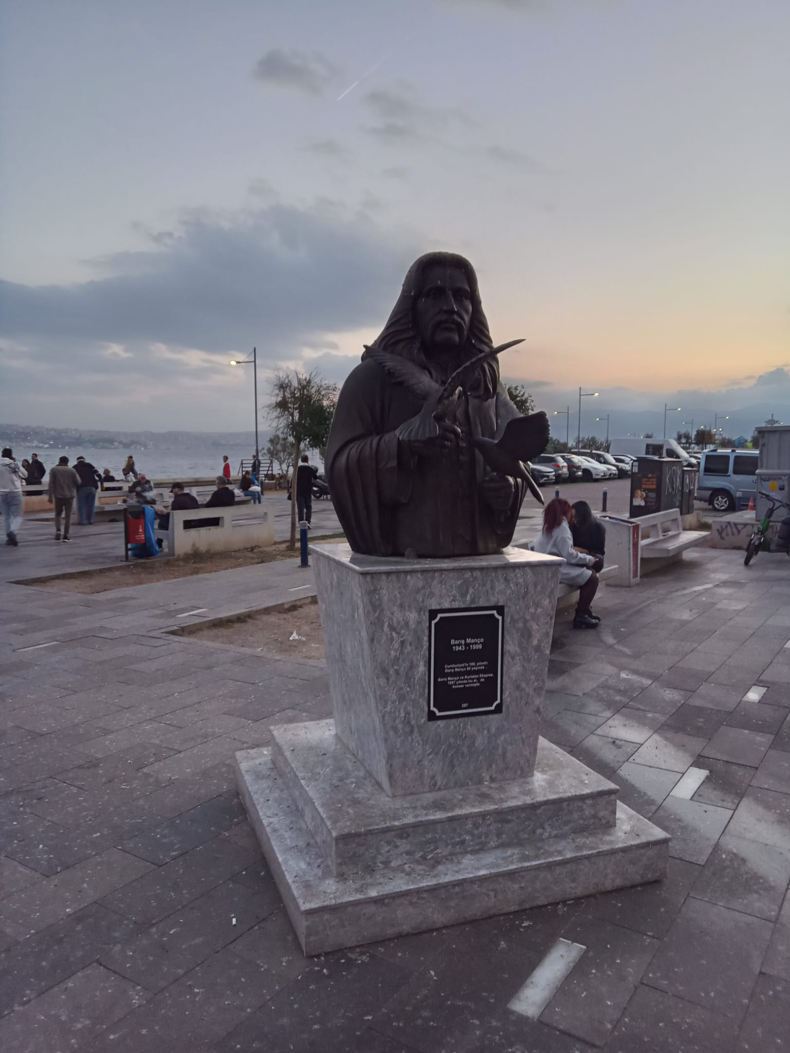 Barış Manço Büstü