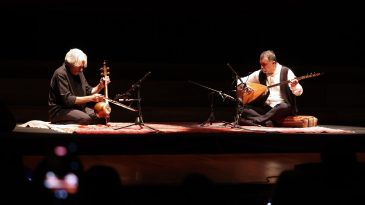 AASSM'DE K&uuml;lt&uuml;rlerarası M&uuml;zik Ziyafeti: Kaman&ccedil;a ve Bağlama Aynı Sahnede!