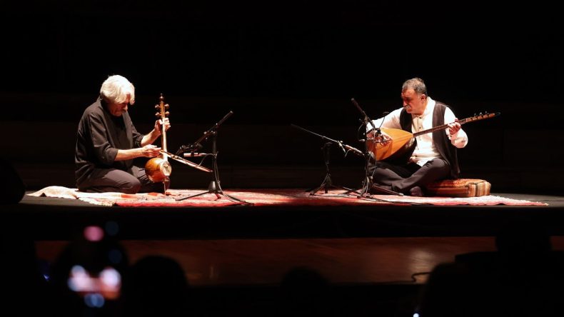AASSM'DE K&uuml;lt&uuml;rlerarası M&uuml;zik Ziyafeti: Kaman&ccedil;a ve Bağlama Aynı Sahnede!