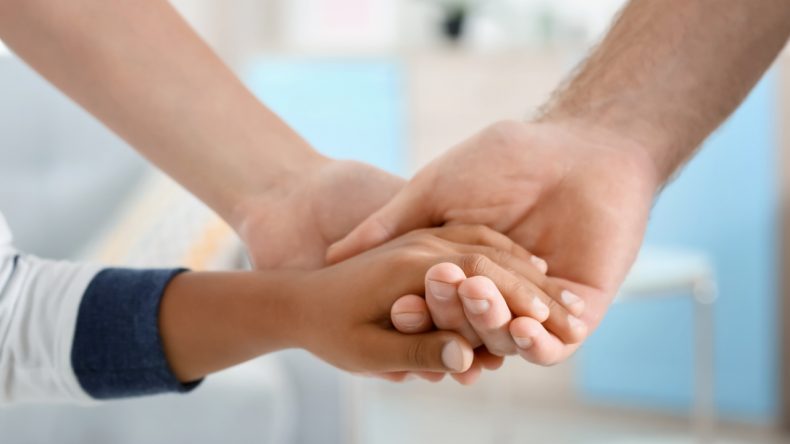 Binlerce çocuk sıcak bir yuva bekliyor: İzmir’de evlat edinme süreci nasıl işliyor?