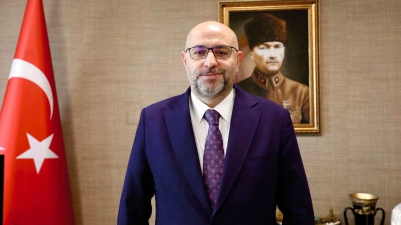 Buğra G&ouml;kce&rsquo;nin Cezaevi G&uuml;nl&uuml;kleri Kitap Haline Geldi: 22 Metrekare G&ouml;ky&uuml;z&uuml; İzmir&rsquo;de Okurlarla Buluşuyor