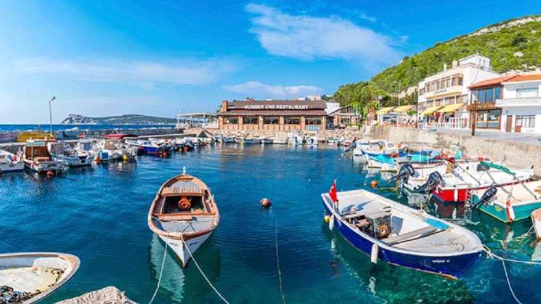 Burası ne İtalya ne de Avrupa: İzmir'in Bu Saklı K&ouml;y&uuml; B&uuml;y&uuml;leyici Atmosferiyle Sizi Bir Masala Davet Ediyor!