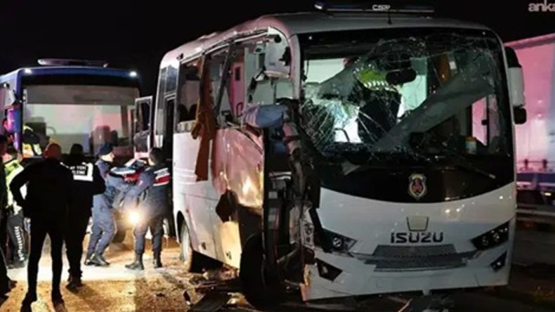 Faciadan Dönüldü: Cezaevi Nakil Aracı Kaza Yaptı!