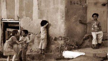 Hepsi Birbirinden Keyifli: İzmir Sokaklarında Oynanan 10 Nostaljik Oyun