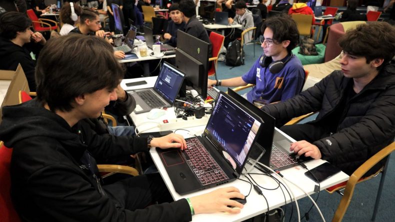 İEÜ’den Gameathon 5.0 etkinliği: En iyi oyunu geliştirmek için mücadele ettiler!