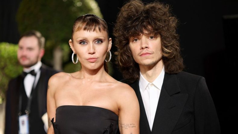 İlk kocası onu defalarca aldatmıştı: D&uuml;nyaca &uuml;nl&uuml; şarkıcı ka&ccedil;arak mı evleniyor?