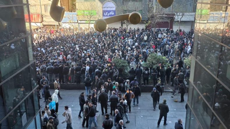 İran Ayakta: Tahran'daki Protestolar &Uuml;lkeye Yayılıyor!