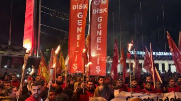 İzmir B&uuml;y&uuml;kşehir Belediyesi'nde Kriz Derinleşiyor: Belediye Emek&ccedil;ilerinden Meşaleli Y&uuml;r&uuml;y&uuml;ş