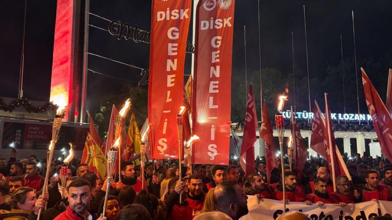 İzmir Büyükşehir Belediyesi'nde Kriz Derinleşiyor: Belediye Emekçilerinden Meşaleli Yürüyüş