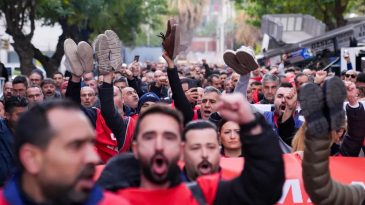 İzmir B&uuml;y&uuml;kşehir Emek&ccedil;ilerinin Eyleminde İkinci G&uuml;n!