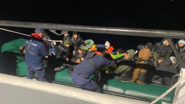 İzmir A&ccedil;ıklarında Dram: 28&rsquo;i &Ccedil;ocuk 50 G&ouml;&ccedil;men Kurtarıldı