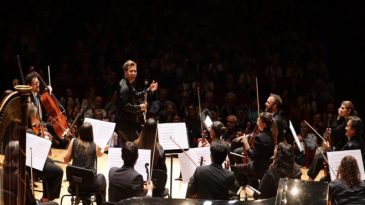 İzmir Oda Orkestrası D&uuml;nyaca &Uuml;nl&uuml; Klarnet&ccedil;i Barragn ile Sahne Aldı