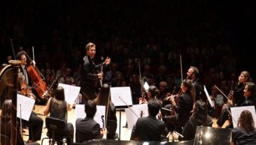 İzmir Oda Orkestrası Dünyaca Ünlü Klarnetçi Barragn ile Sahne Aldı