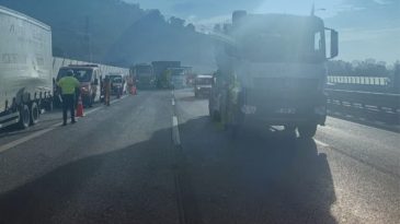 İzmir Otoyolunda Arızalı &Ccedil;ekici Trafiği Etkiledi