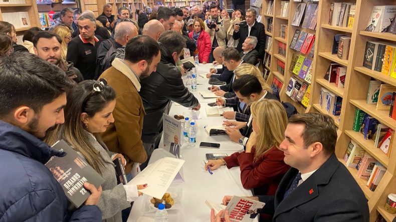 İzmir'de Dayanışma Etkinliği: Buğra G&ouml;kce&rsquo;nin Kitabı Vekiller Tarafından İmzalandı