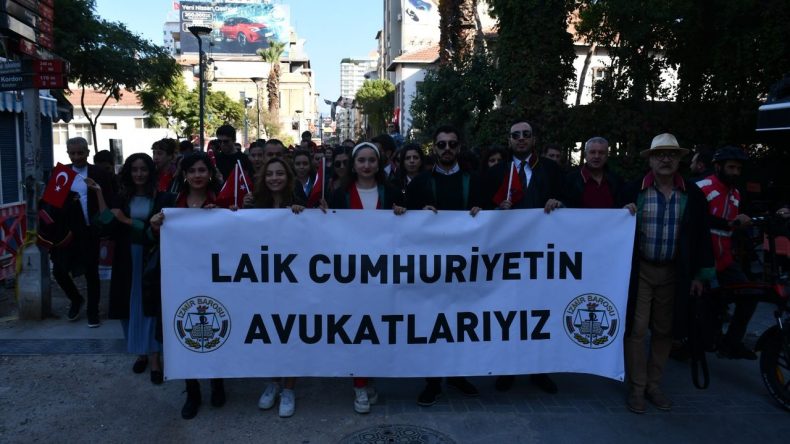 İzmir'de Duruşmaya Namaz Arası: Barodan Sert Tepki!