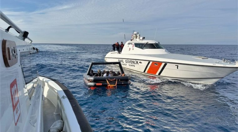 İzmir'de G&ouml;&ccedil;men Kurtarma Operasyonu: Yunanistan'ın Geri İttiği 10 Kişi Kurtarıldı