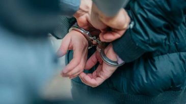 İzmir'de Hırsızlık Su&ccedil;undan 28 Yıl 5 Ay 3 G&uuml;n Hapis Cezasıyla Aranan Firari H&uuml;k&uuml;ml&uuml; Yakalandı