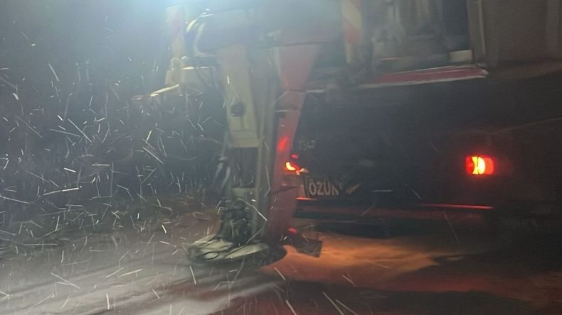 İzmir'de Kar Alarmı: Buzlanan Yollara Tuzlama Çalışması Yapıldı