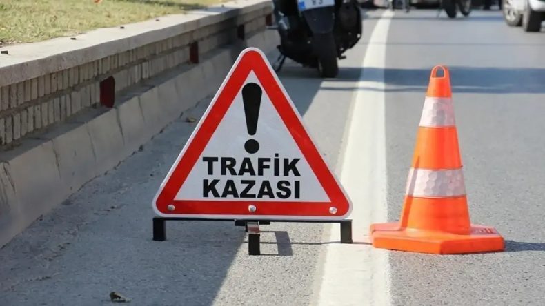 İzmir'de otomobil ile kamyonet çarpıştı: Ölü ve yaralılar var