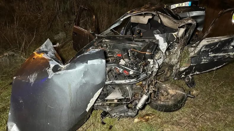 İzmir'de Otomobil Şarampole Devrildi: 2 Kişi Hayatını Kaybetti, 1 Yaralı