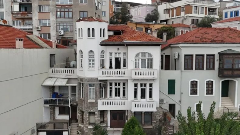 İzmir'de Satılık K&ouml;şk ve Konaklar: Tarihi Yapılar Yatırımcı Bekliyor!