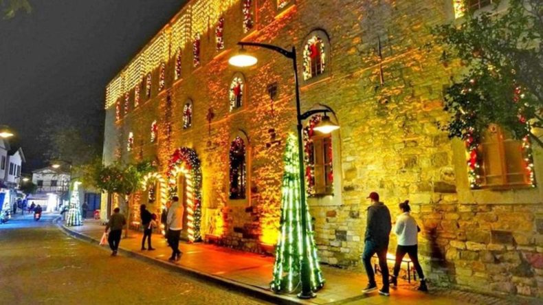 İzmir'de Yılbaşı Dolulukları Belli Oluyor: Ala&ccedil;atı'da Oteller Y&uuml;zde 40, Restoranlar Y&uuml;zde 50